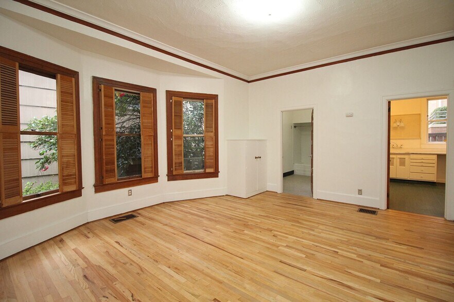 Building Photo - 1820 SW Main St