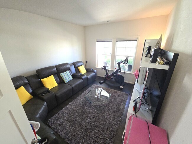 Building Photo - 1129 Flower St