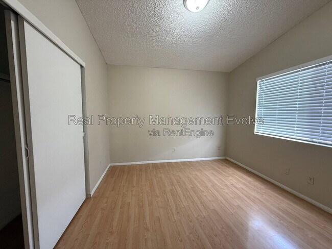 Building Photo - 513 E Wickieup Ln