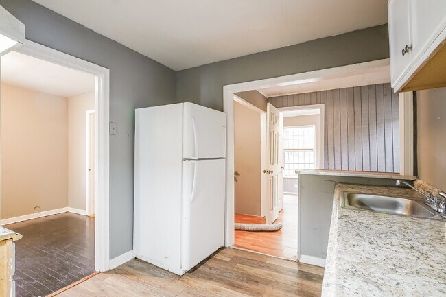 Building Photo - ***** ONE MONTH FREE RENT *****  Recently Remodeled Clean Home for Immediate Move-In Voucher Frie...