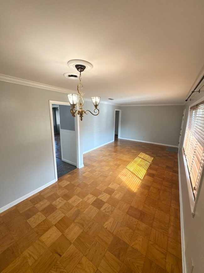 Building Photo - Broadmoor!