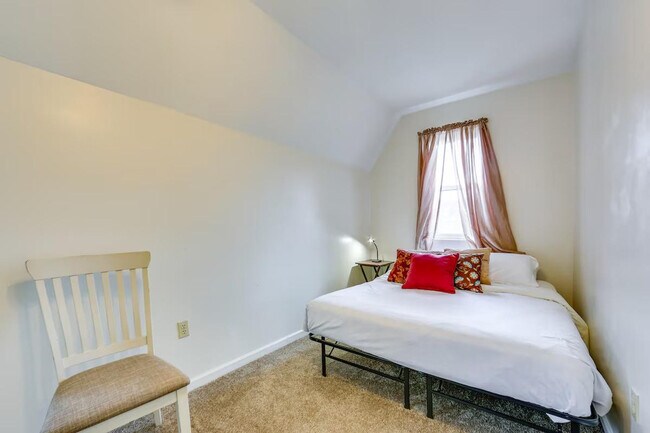 Building Photo - 504 Center St