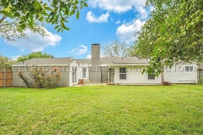 Building Photo - 6400 Greenway Rd