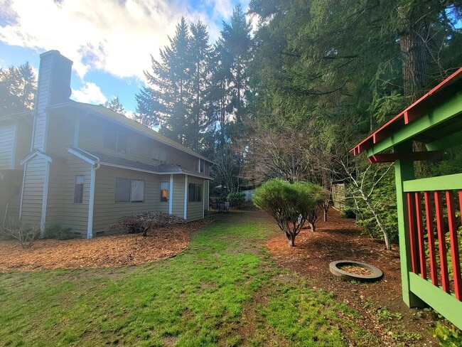 Building Photo - Stunning 4bd centrally located in desirable Ridgetop area