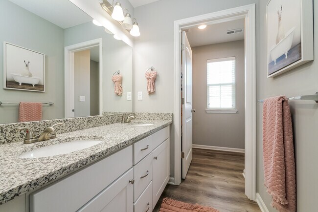 Building Photo - Fantastic 4bd/2.5ba home! Coming soon!