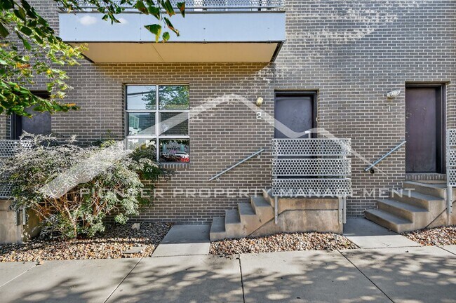 Primary Photo - Stunning Condo with City Views and 2 Reser...