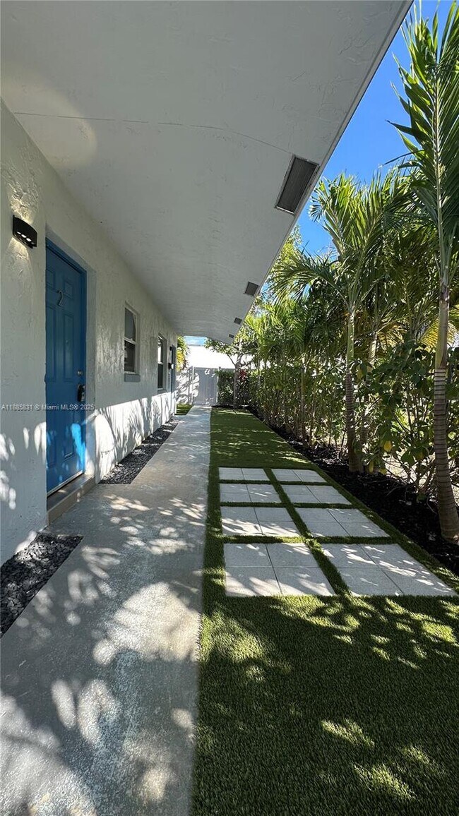 Building Photo - 1109 NE 6th Ave