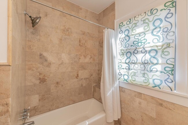 Building Photo - CHARMING and UPDATED 3/2 in The Cultural District