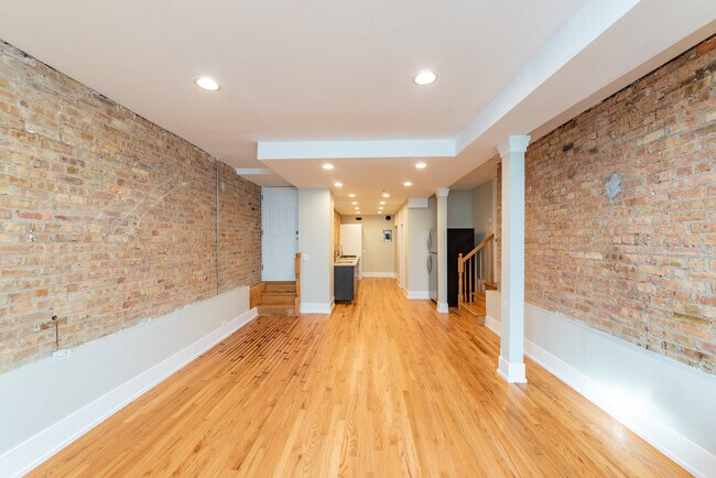 Building Photo - 1122 W Addison St