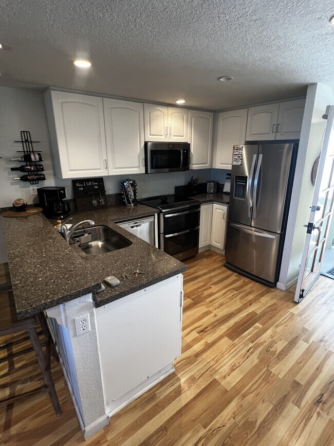 Quartz Countertops - 3985 Hortensia St