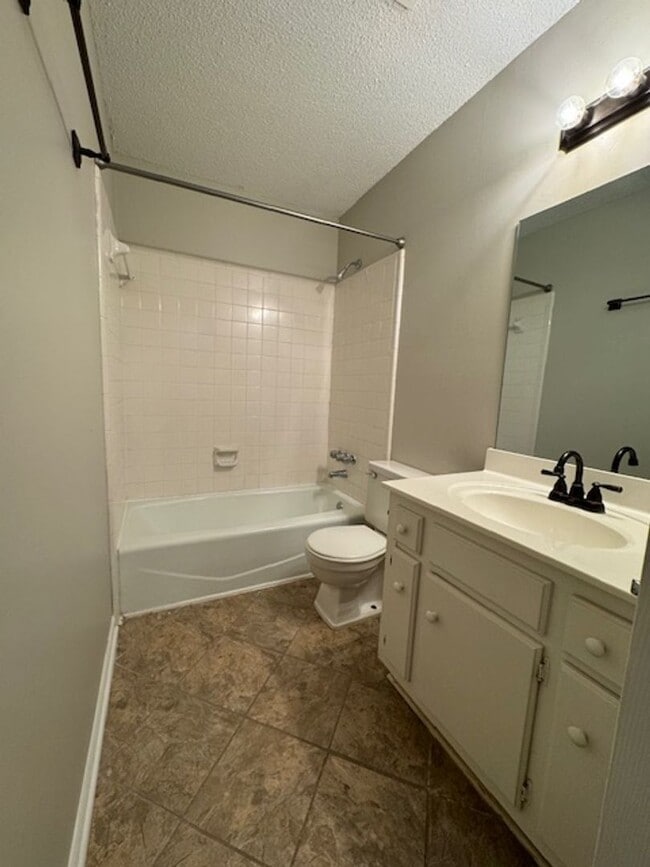 Building Photo - Great Location ! This 2 bedrooms, 1.5 bath townhome is conveniently located in Greer close to sho...