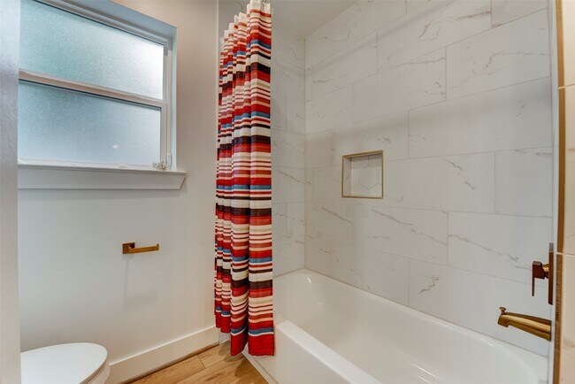 Building Photo - 2406 Blue Water Ln