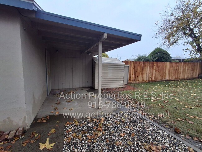 Building Photo - Central Roseville -Duplex 1 Bed, 1 Bath Duplex Large Fenced Yard, Gardener Included - No Laundry ...