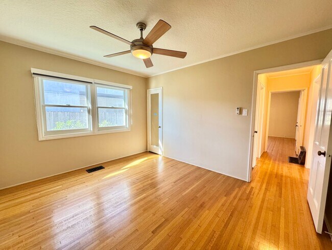 Building Photo - Naples Island Gem!