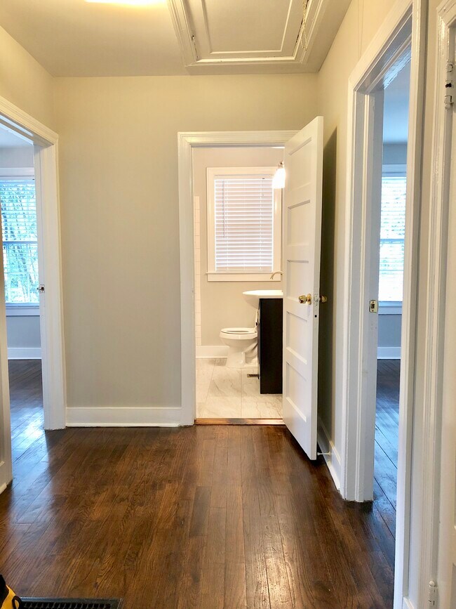 Building Photo - 1721 Oak Dr