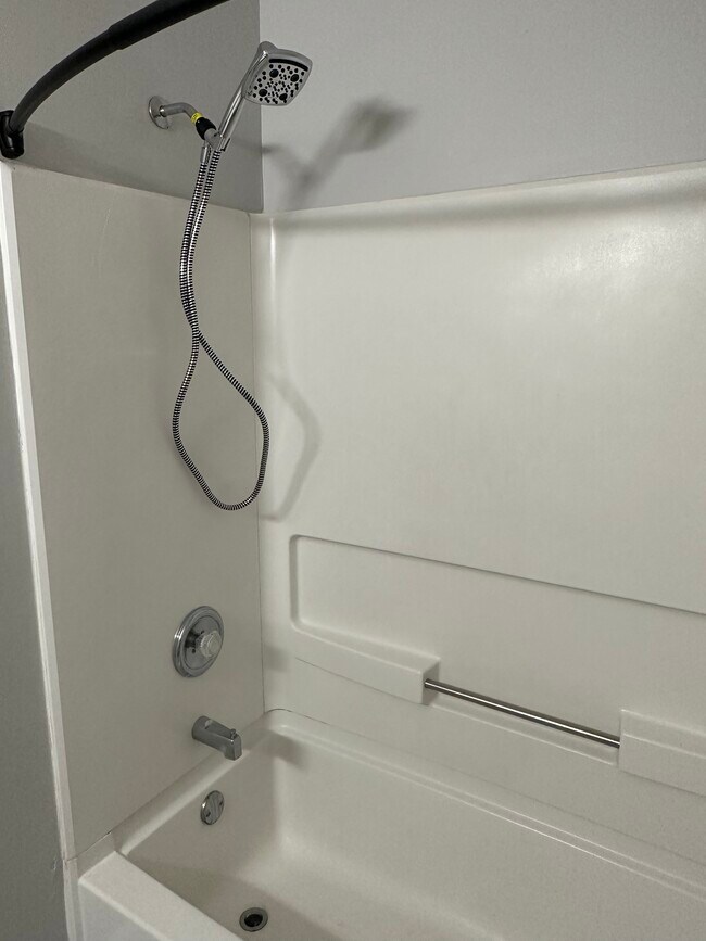 Building Photo - 104 Camellia Ct