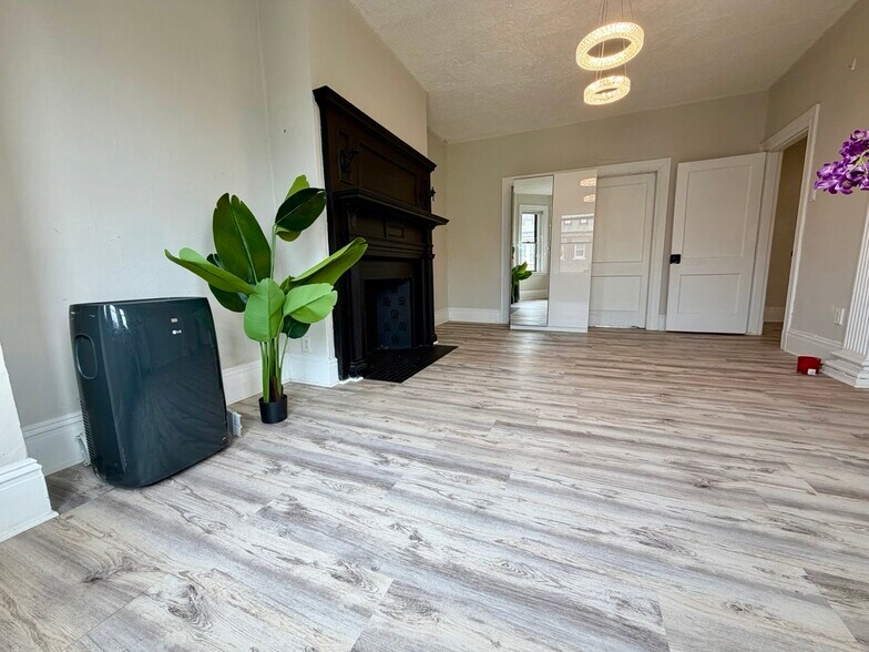 Building Photo - 14 Glenville Ave