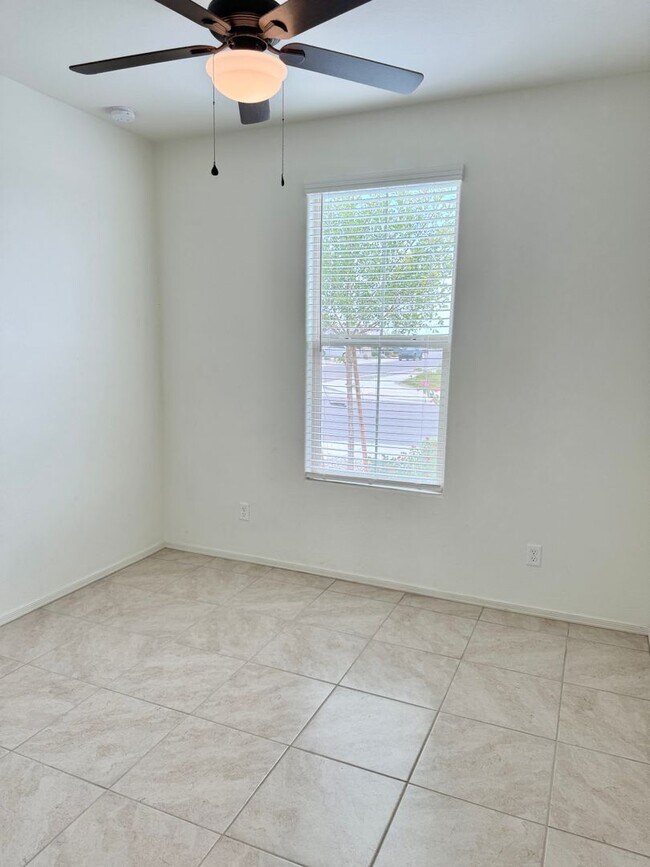 Building Photo - Beautiful 3 Bedroom 2 Bath Single Level Newer Built Home In Litchfield Park! Has Solar!