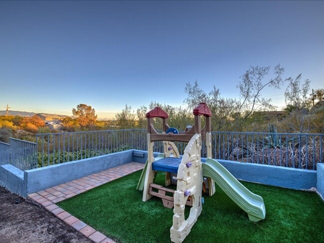 Building Photo - 4 Bedrooms, 3 Bathrooms