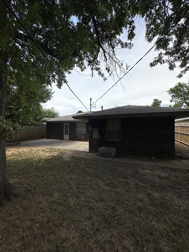 Building Photo - 1708 Westchester Dr