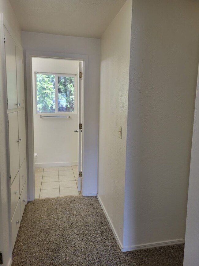 Building Photo - Rent Special: 1/2 Off June's Rent!! Ground Level 1 Bedroom 1 Bath W/ AC