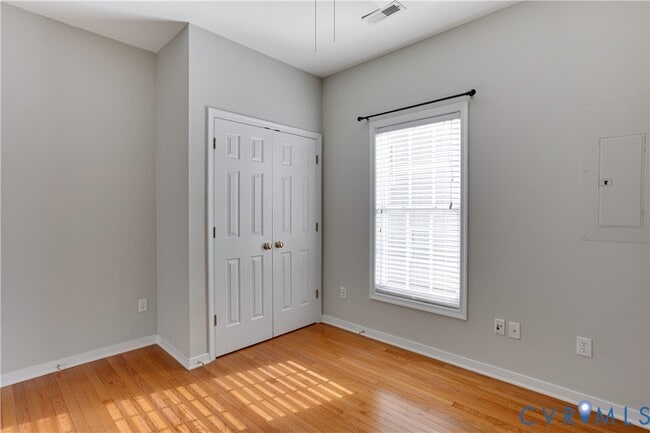 Building Photo - 6817 Kensington Ave