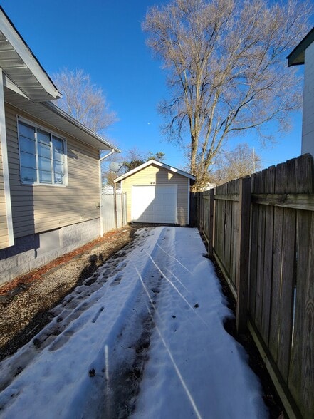 Driveway/Garage - 417 S Spencer Ave