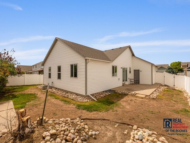 Building Photo - Charming 3 Bed, 2 Bath Home with 3-Car Gar...