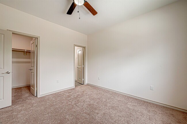 Building Photo - 5530 Hirondel St