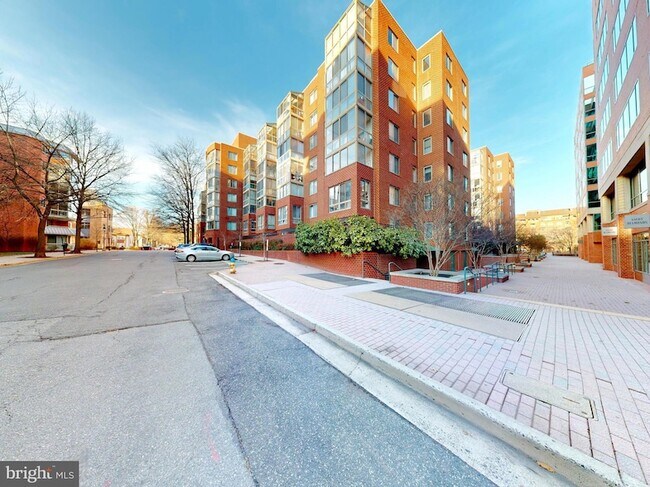 Building Photo - 1045 N Utah St