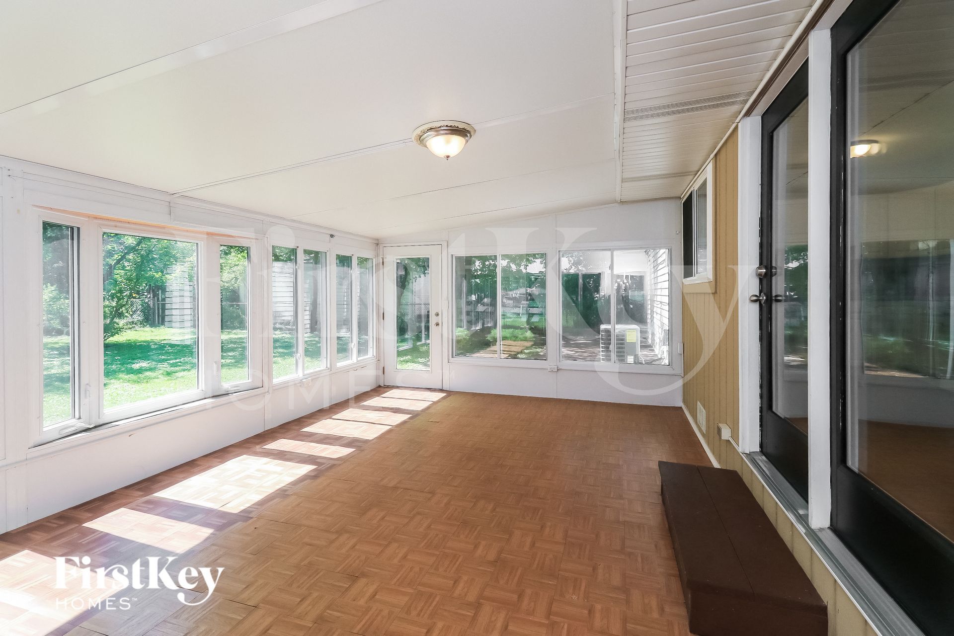 Building Photo - 235 E Wrightwood Ave