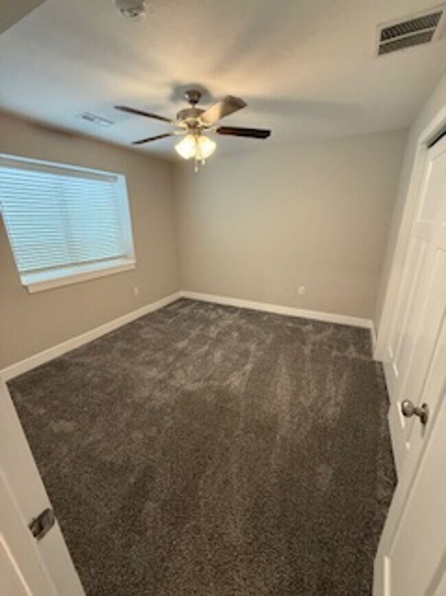 Building Photo - Gorgeous 6-bedroom, 4-bathroom in Charming Salem