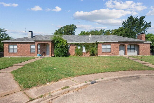 Building Photo - Quiet Cedar Hill Duplex on a Cul-d-sac