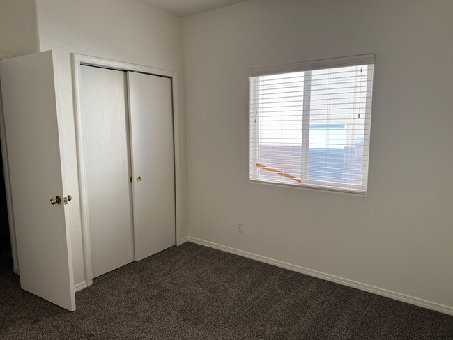 Building Photo - Beautiful 3 Bedroom, 2 Bath Within Walking Distance to RUST Medical!