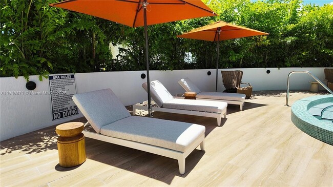 Building Photo - 700 NE 24th St