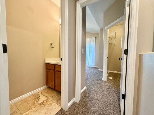 Building Photo - 14791 S Chandlerpoint Way