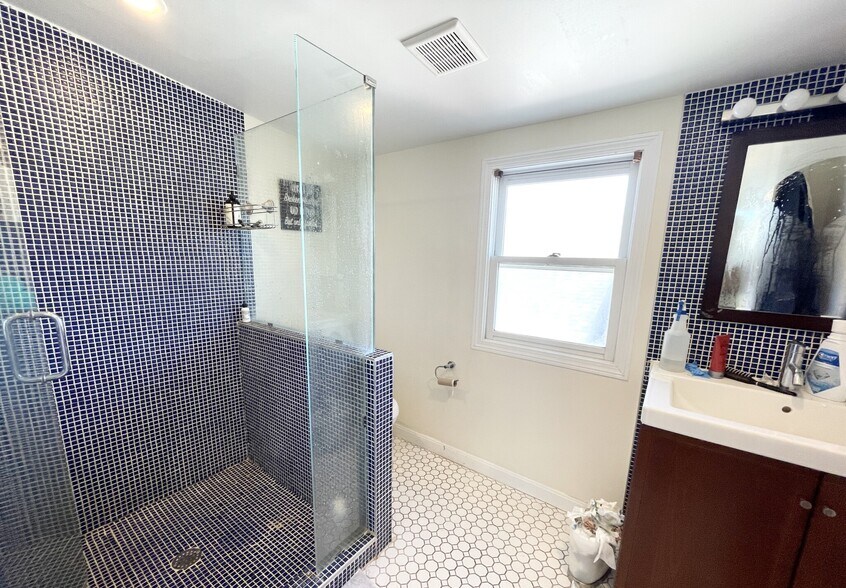 Building Photo - 7 Iroquois St