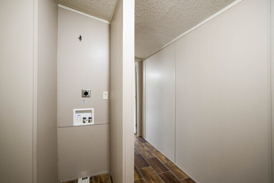 Stackable laundry hook-up - 1225 Orizaba