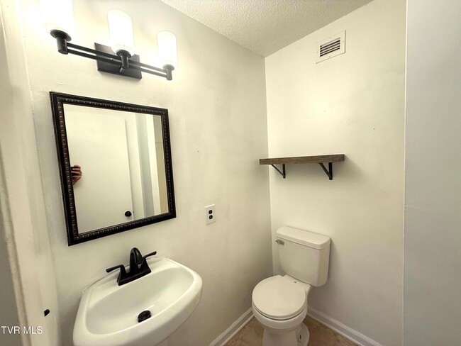 Building Photo - 1225 Carriage Cir