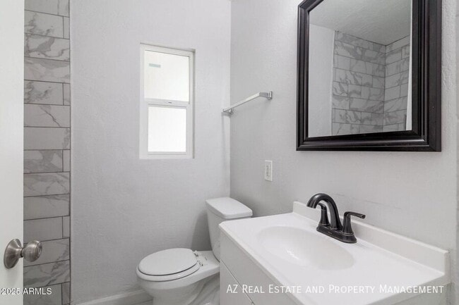 Building Photo - 1628 E Granada Rd