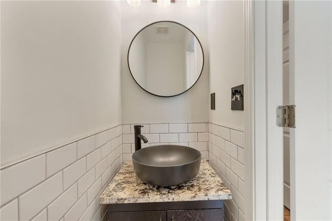 Building Photo - 2055 Amberly Glen Way