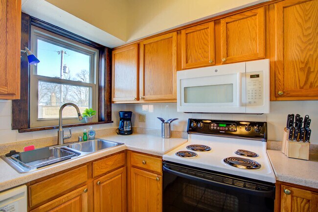 Building Photo - 1253 Williamson St