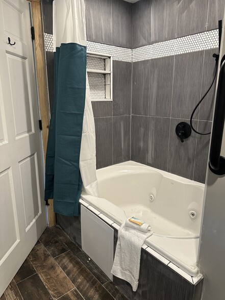 shower/soaker tub - 63 Hall Rd