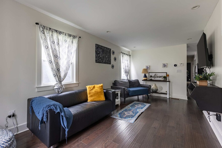 Primary Photo - 3203 Sutherland Ave