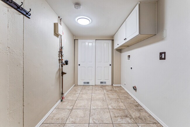 Laundry Room (includes Washer/Dryer) that leads to garage - 4584 E Kentucky Cir