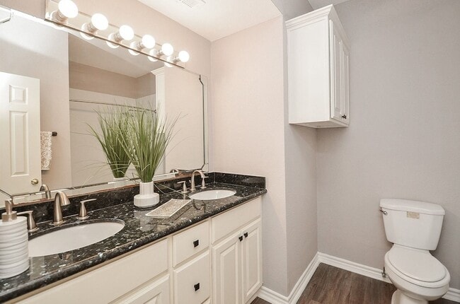 Building Photo - 2255 Braeswood Park Dr