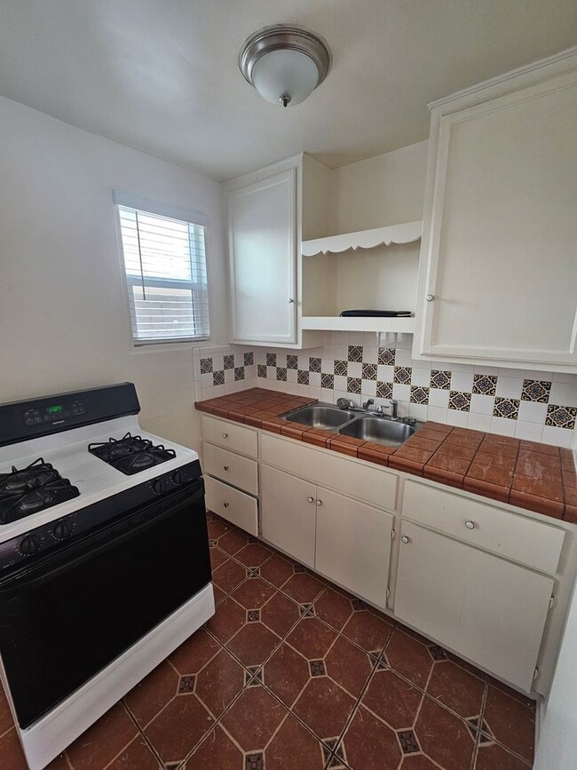 Building Photo - Cute 1BR in Golden Hill with $595.00 MOVE_...