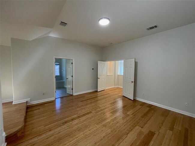 Building Photo - 10401 Yellowstone Dr
