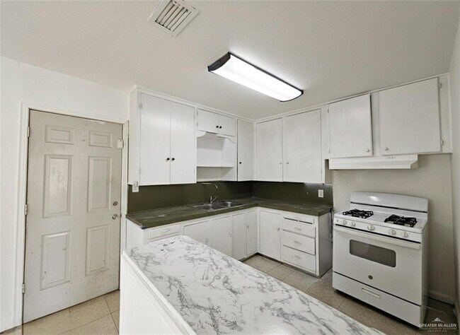 Building Photo - 15 Redwood Ave