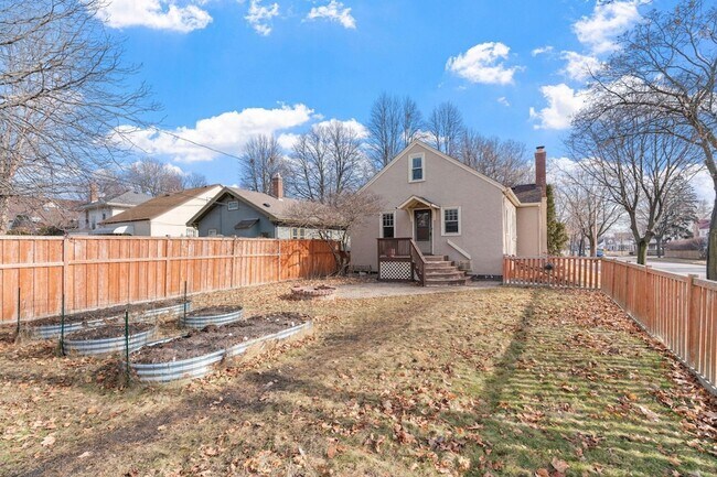 Building Photo - 2300 NE McKinley St